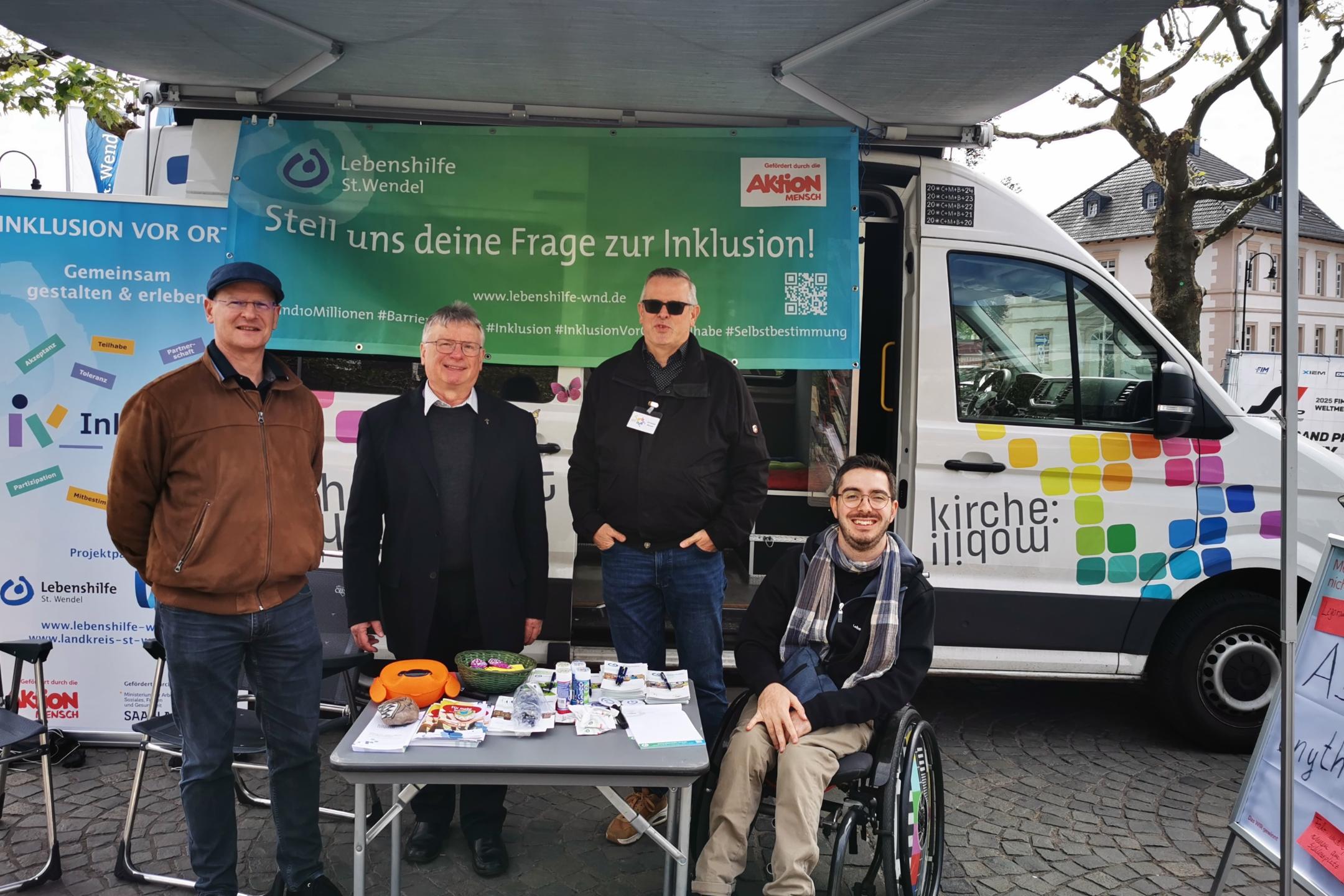 Dr. Justus Wilhelm, Dekan Klaus Leist, Christoph Morgen und Jerôme Laubenthal stehen vor dem KirchenMobil.
