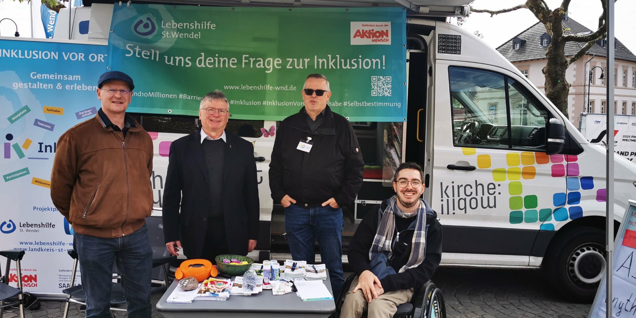Dr. Justus Wilhelm, Dekan Klaus Leist, Christoph Morgen und Jerôme Laubenthal stehen vor dem KirchenMobil.