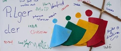 Wir sind alle Pilgerinnen und Pilger der Hoffnung (c) Patricia Alt Auf einem Plakat mit der Aufschrift 'Wir sind alle Pilger der Hoffnung' und dem bunten Pilger-Logo haben teilnehmende der Martental-Wallfahrt unterschrieben.