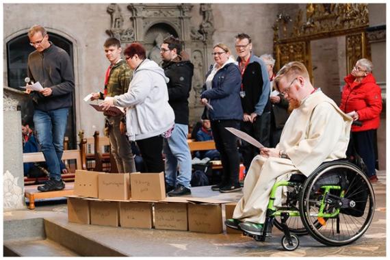 Menschen feiern eine inklusiven Gottedienst