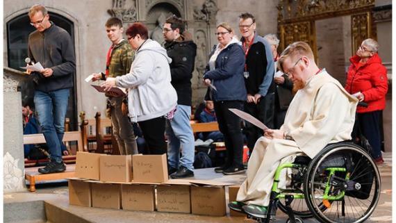 Menschen feiern eine inklusiven Gottedienst