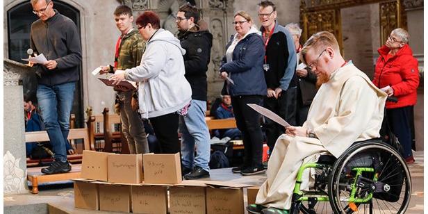 Menschen feiern eine inklusiven Gottedienst