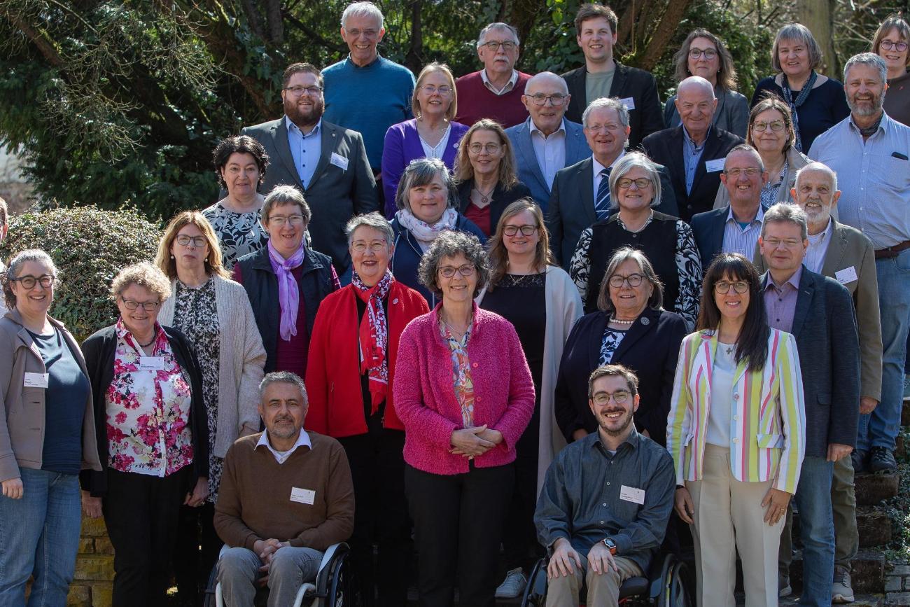 Gruppenfoto Katholikenrat mit Jerome Laubenthal rechts im Vordergrund (c) Bistum Trier Gruppenfoto des Katholikenrates