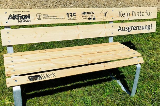 Juz Sohren (c) JuZ Sohren Bank gegen Ausgrenzung des Jugendzentrums Sohren. Die Bank ist an einer Seite abgeschnitten.