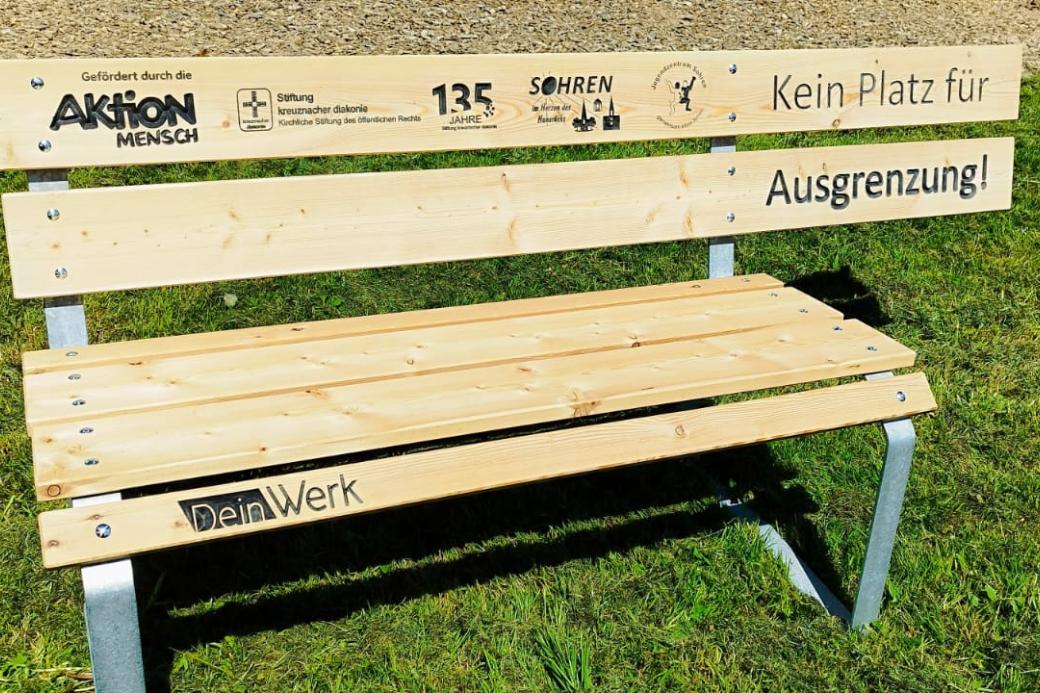 Bank gegen Ausgrenzung des Jugendzentrums Sohren. Die Bank ist an einer Seite abgeschnitten.