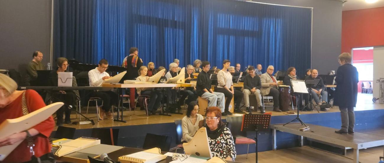 Konzert Engers 3 (c) Angelika Hollmann Blick auf Musiker*innen bei einem Konzert in Engers.