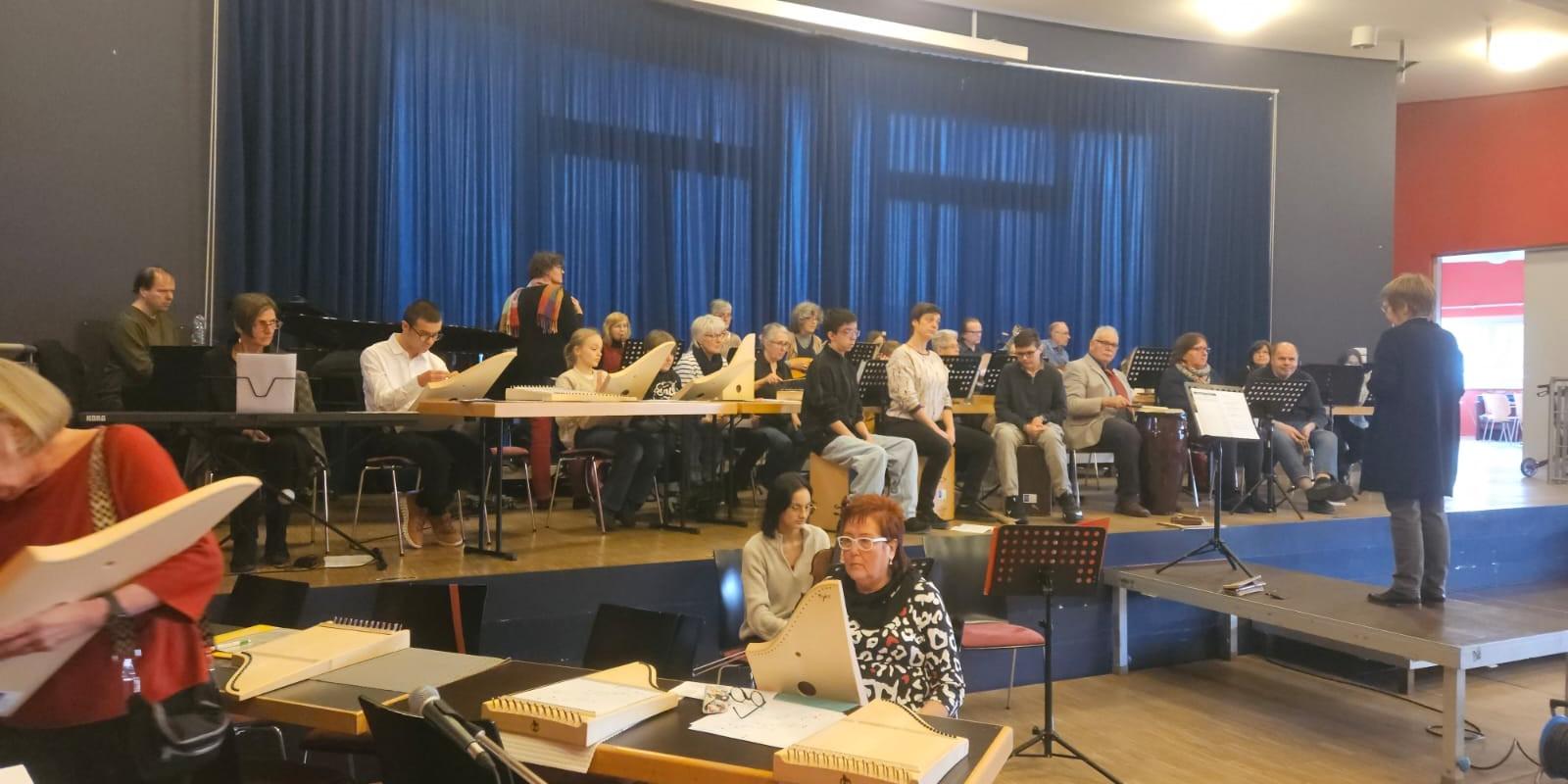 Blick auf Musiker*innen bei einem Konzert in Engers.