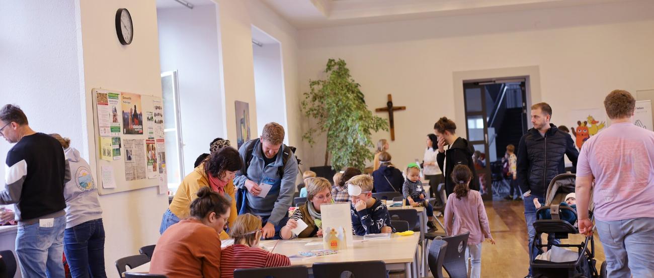 klein_img_1371 (c) Susanne Möckel-Lamberty Blick auf eine Gruppe von Kindern und Eltern, die zum WDR Türöffner Tag an Mitmachstationen zum Thema Blindheit und Sehbeeinträchtigungen teilnehmen.