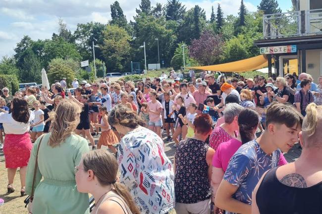 Menge 1 (c) Meike Schaab / St. Raphael Caritas Alten- und Behindertenhilfe / Caritaszentrum Mendig Besucher des Sommerfestes des Caritaszentrums Mendig