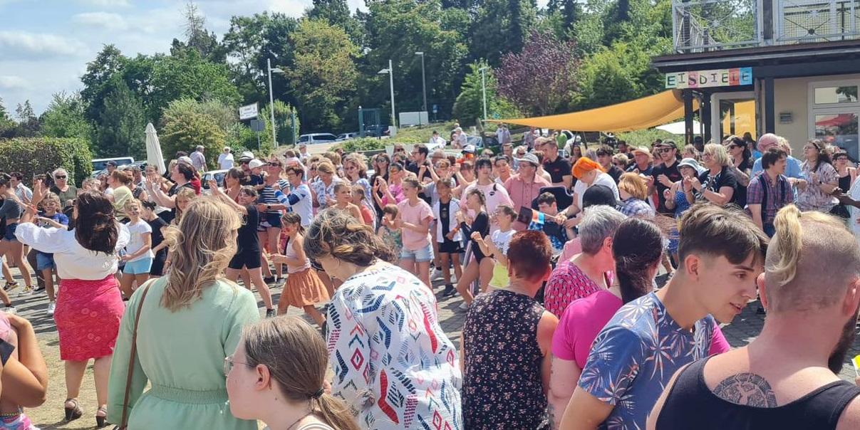 Besucher des Sommerfestes des Caritaszentrums Mendig