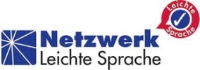 Das BIld zeigt das Logo von Netzwerk Leichte Sprache. Links ist ein blaues Quadrat zu sehen, das von weißen Linien durchzogen ist, die sternförnig zusammenlaufen. In der Mitte steht Netzwerk Leichte Sprache. Rechts davon steht in einer roten Sprechblase: Leichte Sprache.