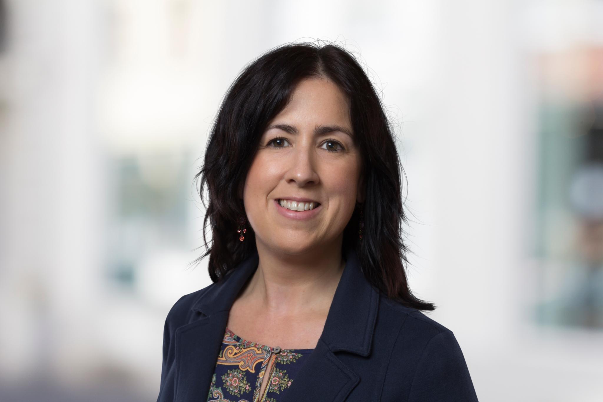 Portraitfoto von Nicole Maxmini. Frau mittleren Alters mit schulterlangen schwarzen Haaren schaut in die Kamera. (c) NM Portraitfoto von Nicole Maxmini. Frau mittleren Alters mit schulterlangen schwarzen Haaren schaut in die Kamera.
