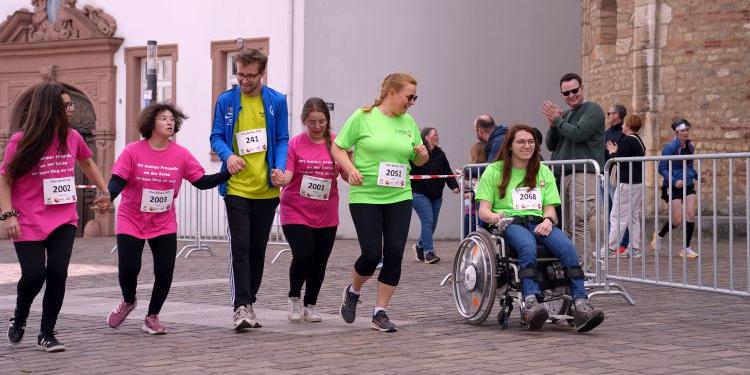Eine inklusive Gruppe nimmt am Spendenlauf teil