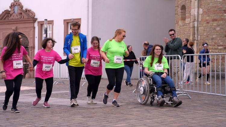 Eine inklusive Gruppe nimmt am Spendenlauf teil
