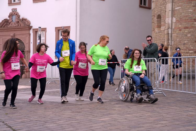 Eine inklusive Gruppe nimmt am Spendenlauf teil