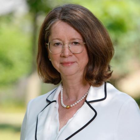 Portraitfoto von Mechthild Schabo. Eine Frau mittleren Alters mit Brille und kurzen braunen Haaren lächelt in die Kamera.