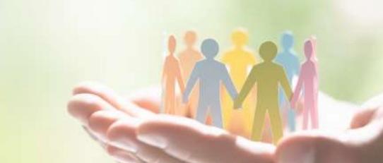 Titelbild Qualifizierung (c) Deutsche Bischofskonferenz Grafische Darstellung einer Hand, die eine Guppe von Menschen hält, die sich im Kreis an den Händen halten.