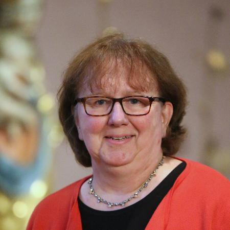 Portraitfoto von Susanne Möckel-Lamberty. Eine ältere Frau mit kurzen braunen Haaren und brauner Brille schaut in die Kamera.