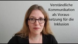 Das BIld zeigt das Foto von Christane Maaß. Die Frau mittleren Alters mit Brille und dunkelblonden, langen Haaren forscht und arbeitet in dem Bereich der leichten Sprache. Neben dem Foto von Frau Maaß steht Verständliche Kommunikation als Voraussetzung für die Inklusion.