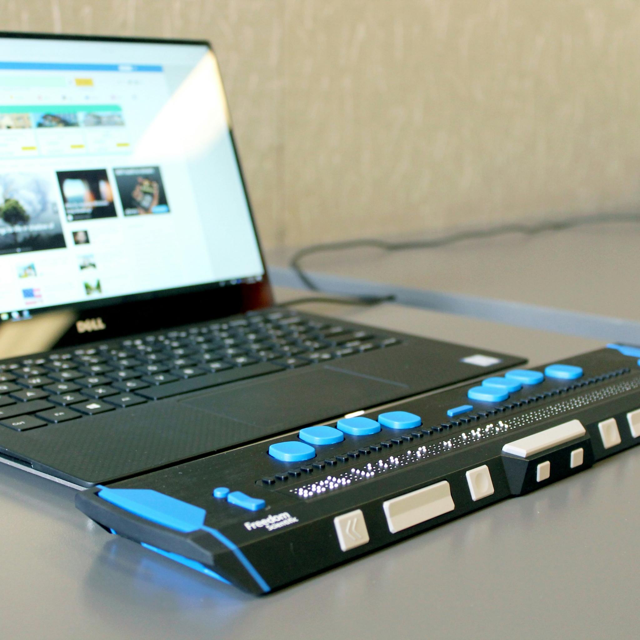 Laptop mit Zusatztastatur für Sehbehinderte und Blinde