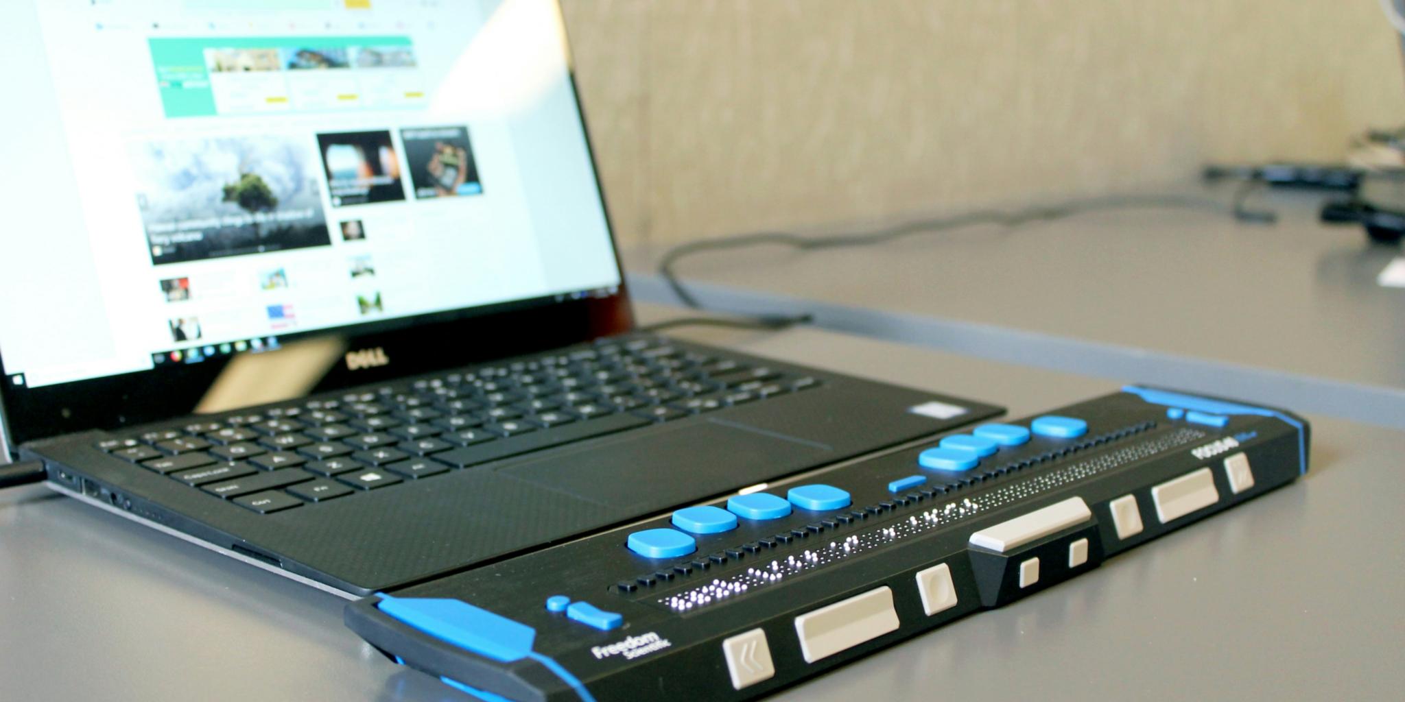 Laptop mit Zusatztastatur für Sehbehinderte und Blinde