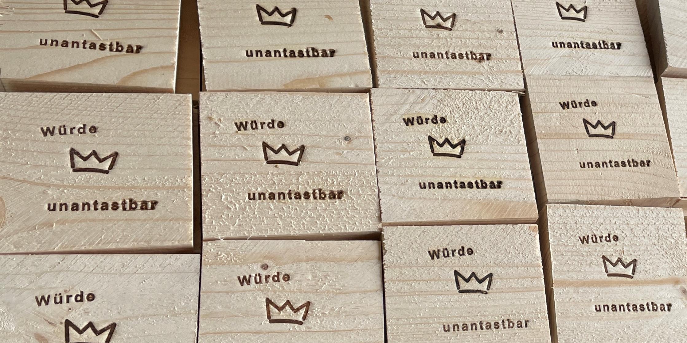 neue Würdetäfelchen