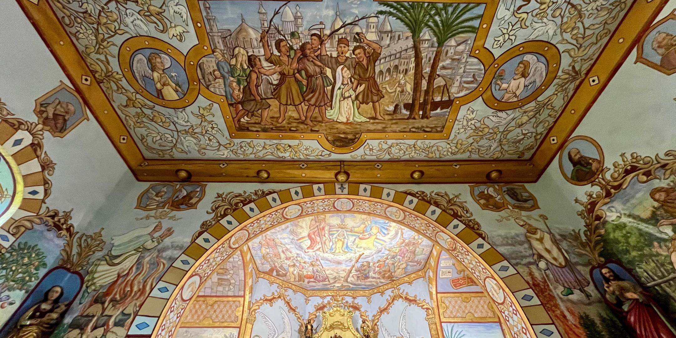 Es zeigt den ausgemalten Altarraum in der St.-Apollonia-Kapelle in Wawern.
