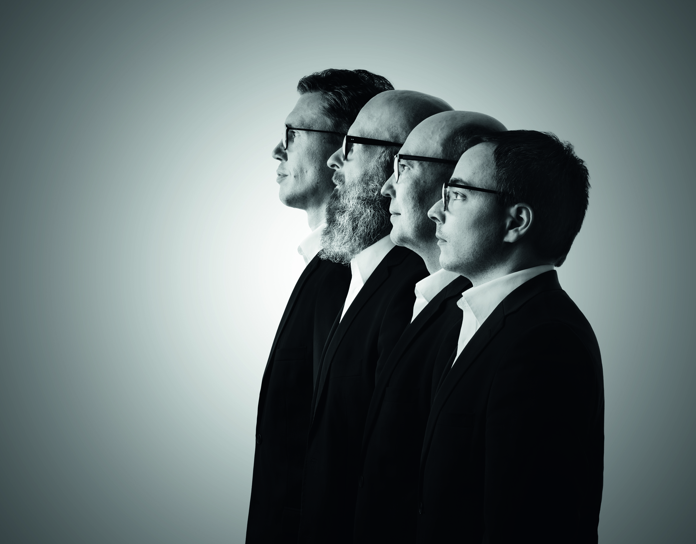 schwarzweiß Foto mit vier Männern