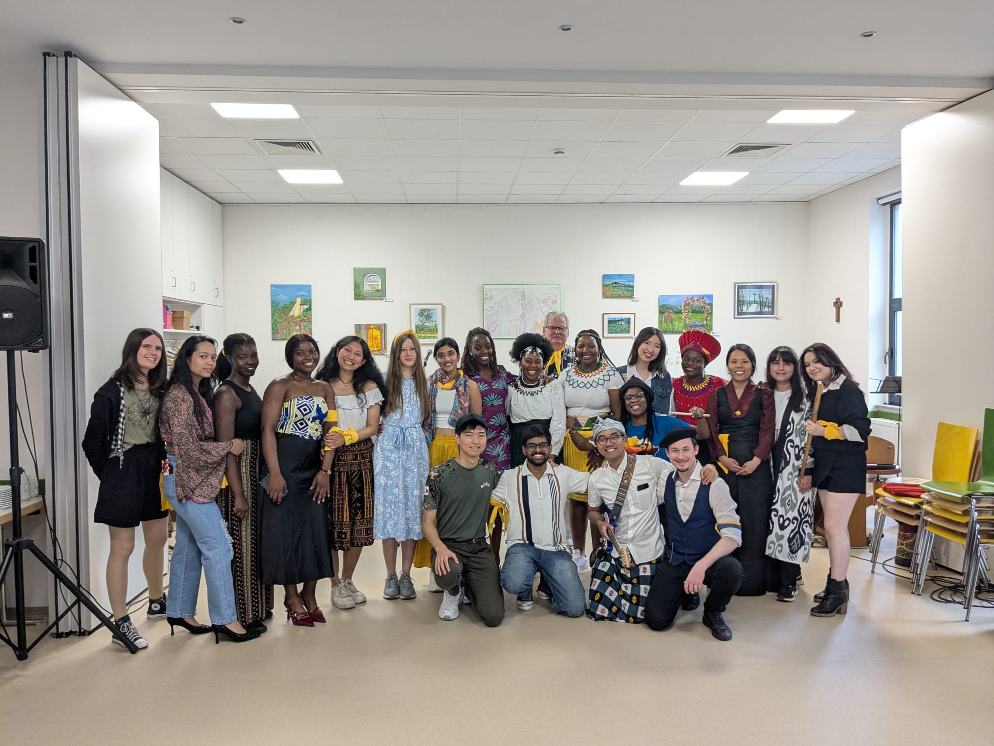 eine große Gruppe junger Menschen die einen Chor bilden