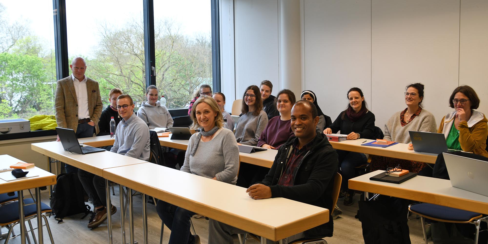 Prof. Dr Oliver Wintzek mit einer Gruppe Studierender in Voll- und Teilzeit