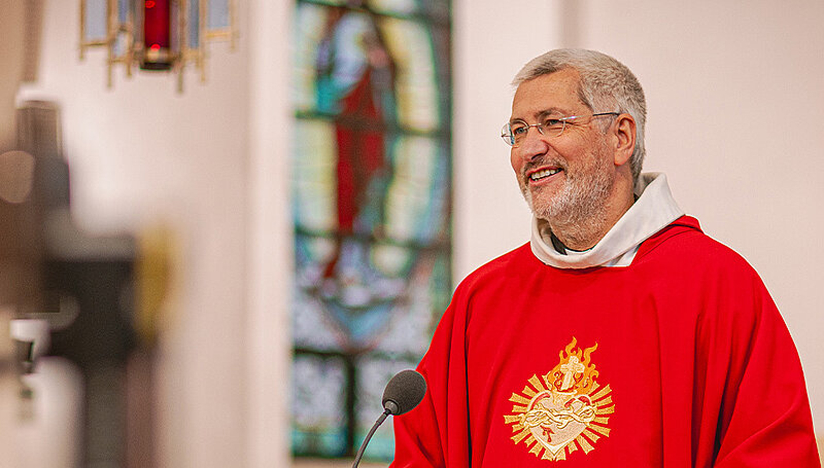 Pfarrer in einem roten Gewand