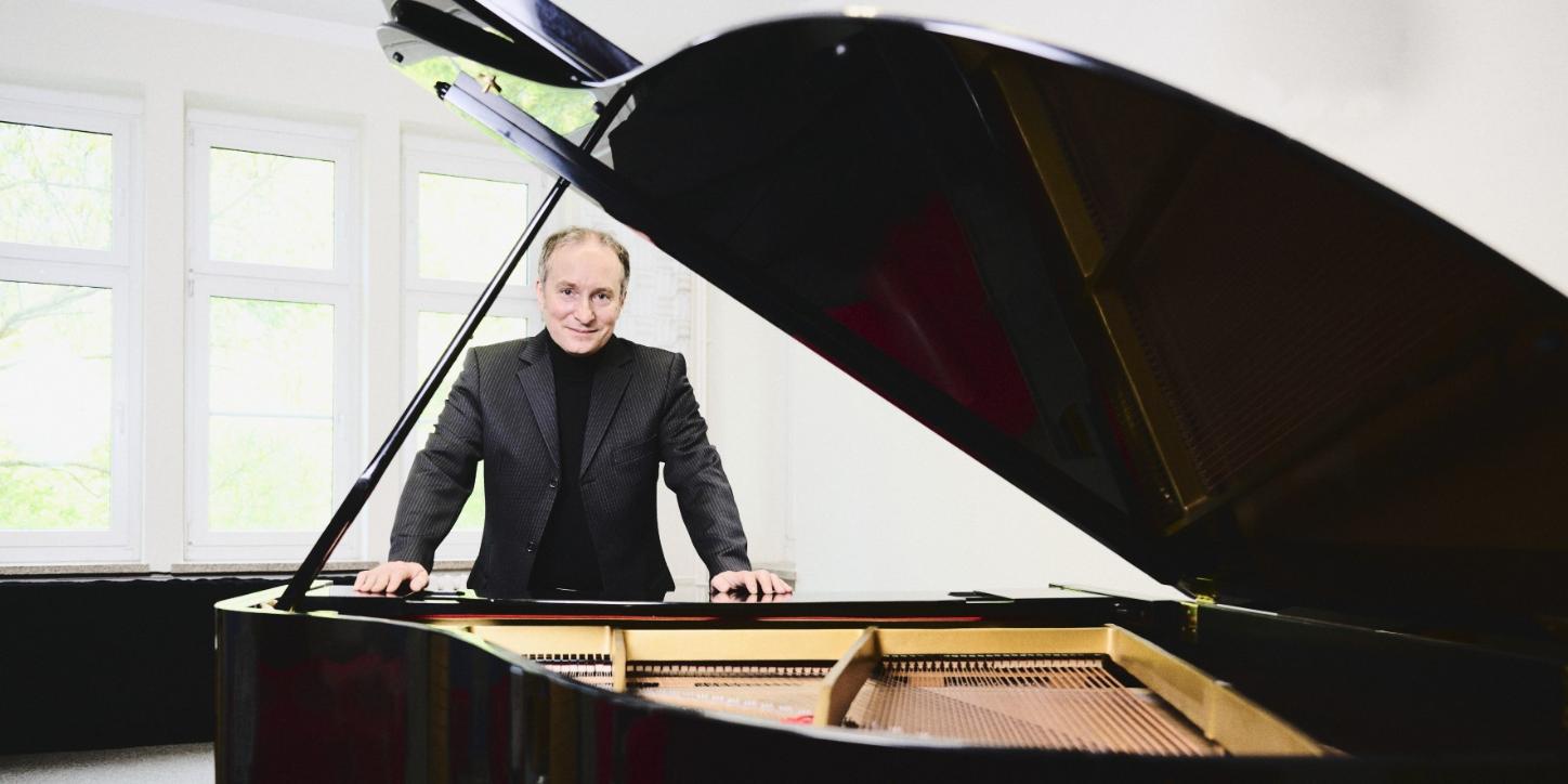 Christian Seibert steht an einem Flügel.