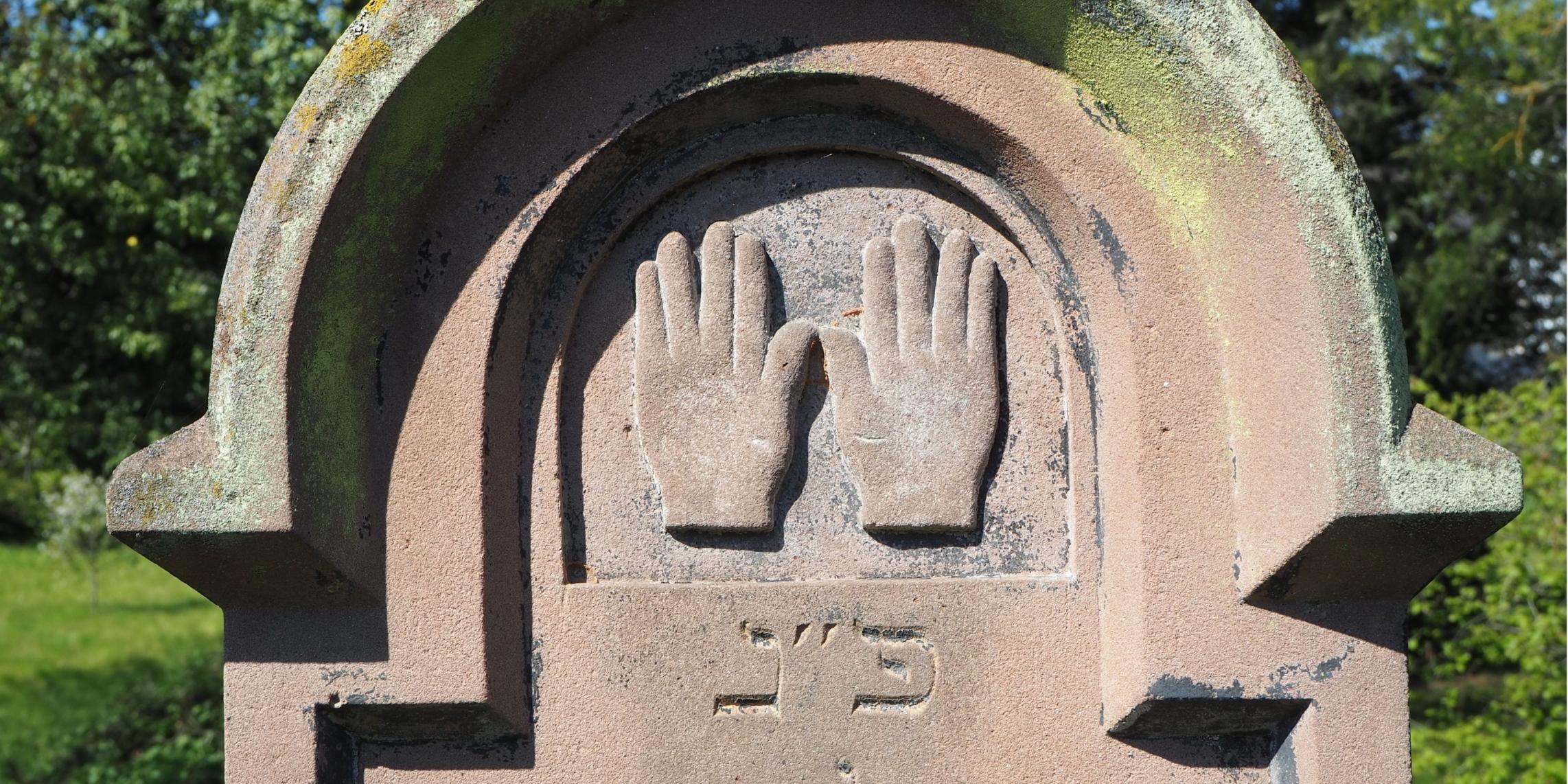 Segnende Hände auf einem Grabstein auf dem jüdischen Friedhof in Schweich