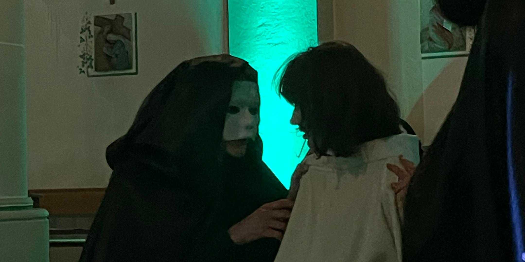 Aufnahme aus der Aufführung des Spuktakels. Zwei verkleidete Personen im Schauspiel.