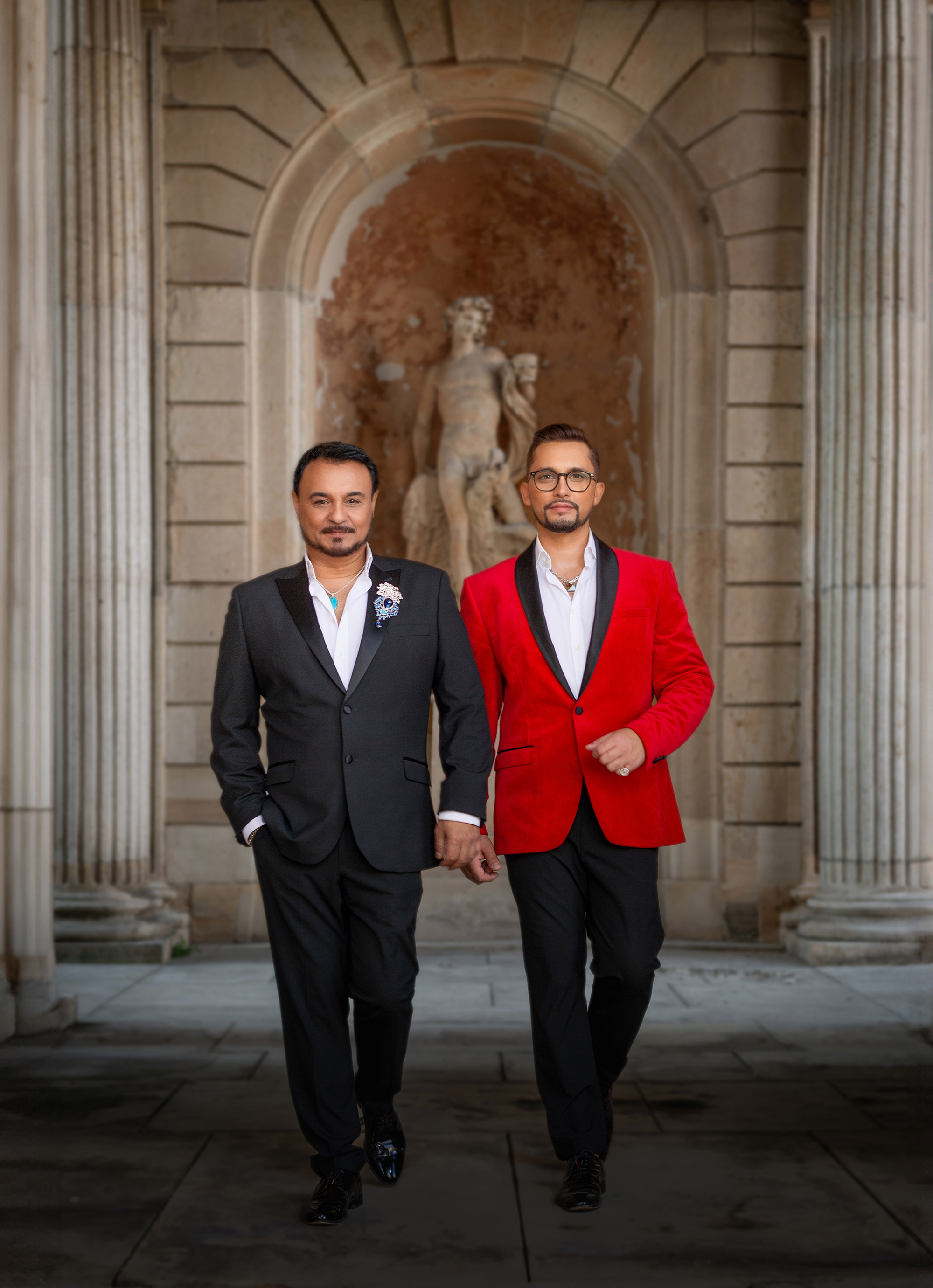 zwei schick gekleidete Männer im Hintergrund eine beige Statur