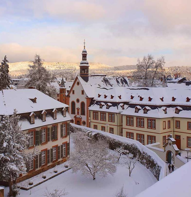 mehrere Gebäude und eine Kirche mit Schnee bedeckt