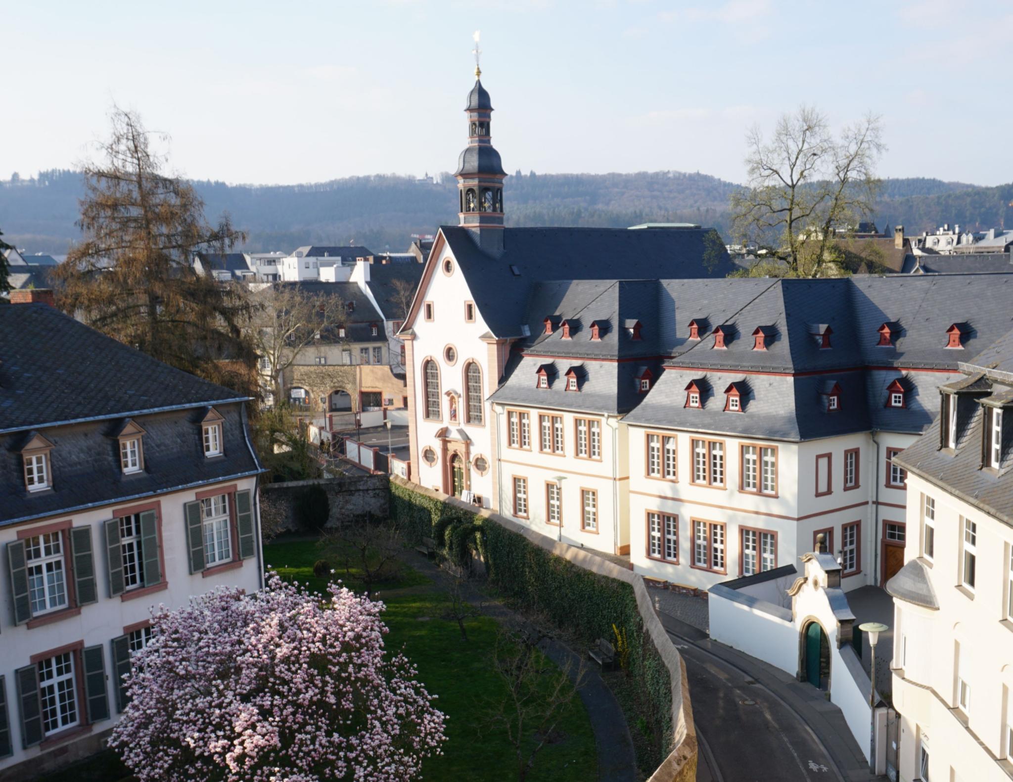 Mehrere weiße Gebäude unter einem blauen Himmel