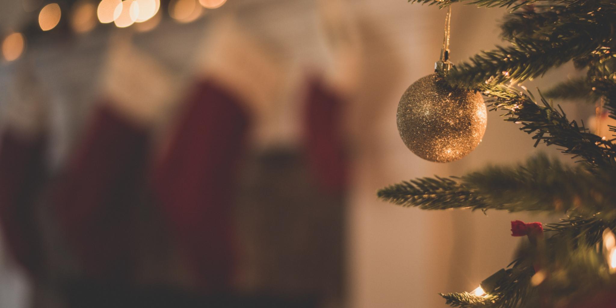 Ein Tannenbaum mit einer Christbaumkugel
