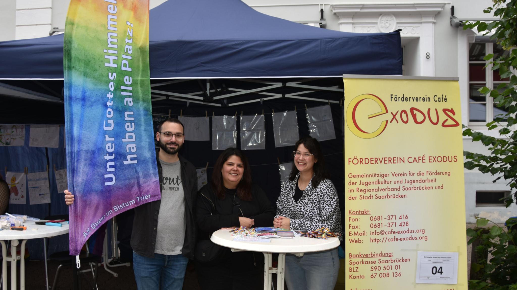 Gemeindereferent Andreas Diegler (AK Queer), Hannan Chalabi (Förderverein des Café Exodus) und Annika Wilk (Vorsitzende des Fördervereins Café Exodus)