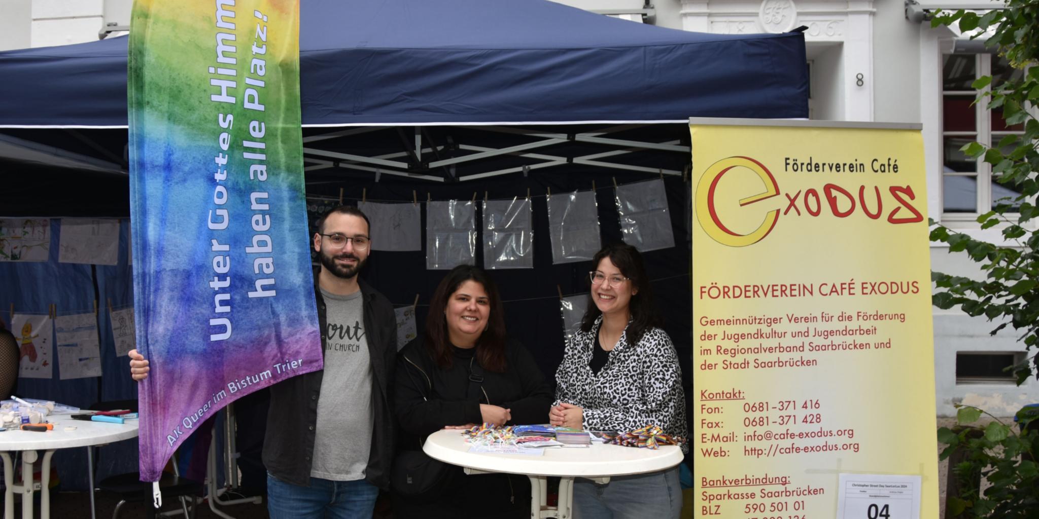 Gemeindereferent Andreas Diegler (AK Queer), Hannan Chalabi (Förderverein des Café Exodus) und Annika Wilk (Vorsitzende des Fördervereins Café Exodus)