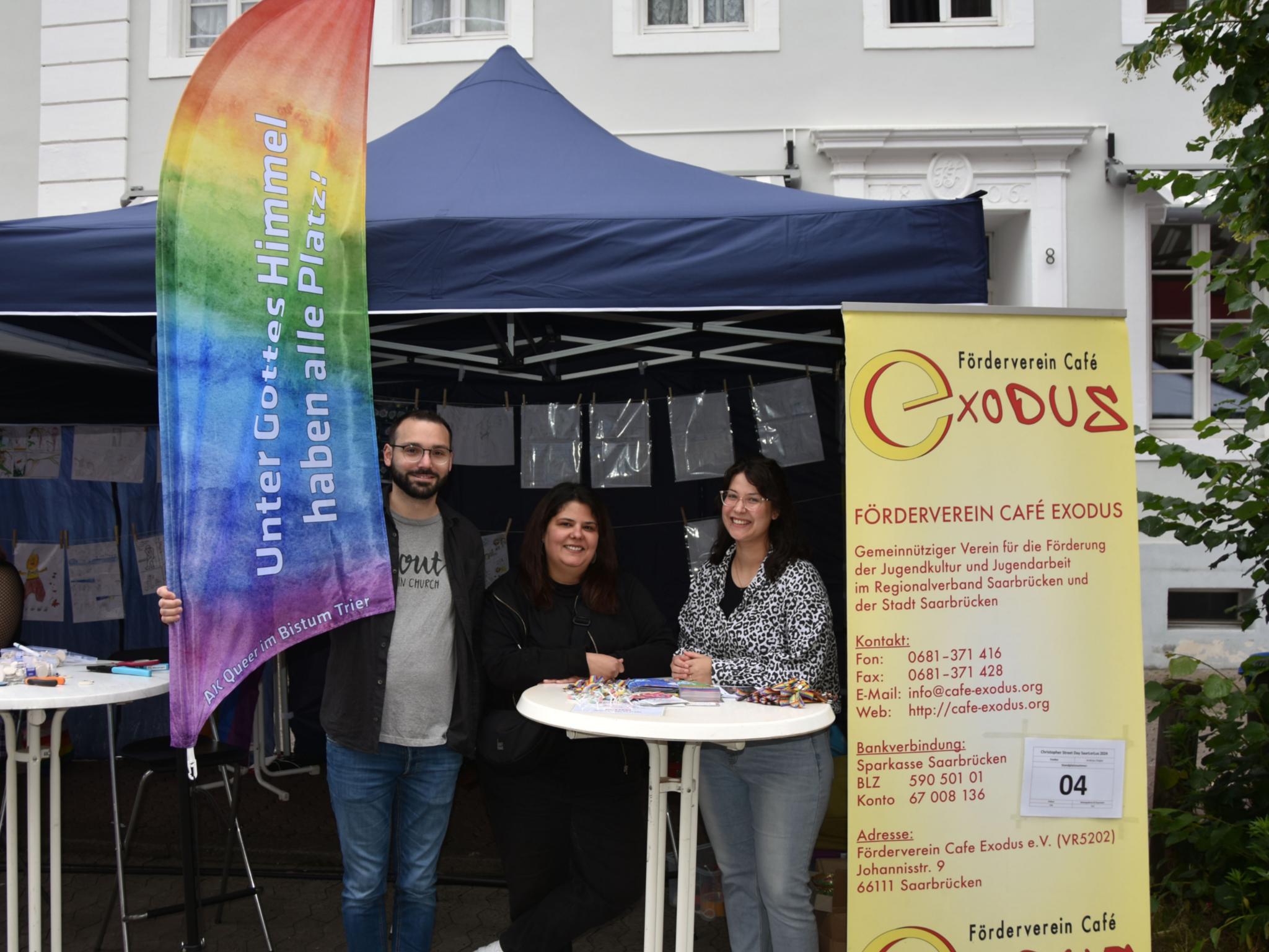 Gemeindereferent Andreas Diegler (AK Queer), Hannan Chalabi (Förderverein des Café Exodus) und Annika Wilk (Vorsitzende des Fördervereins Café Exodus)