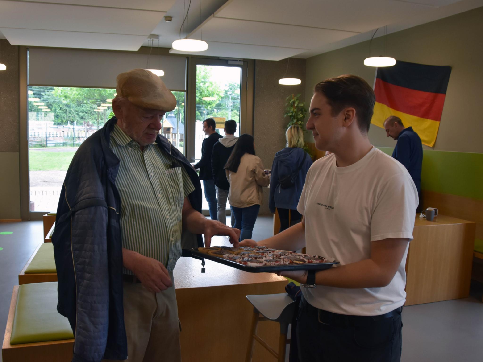 Moritz verteilt Muffins an Bewohner Holger Decker.