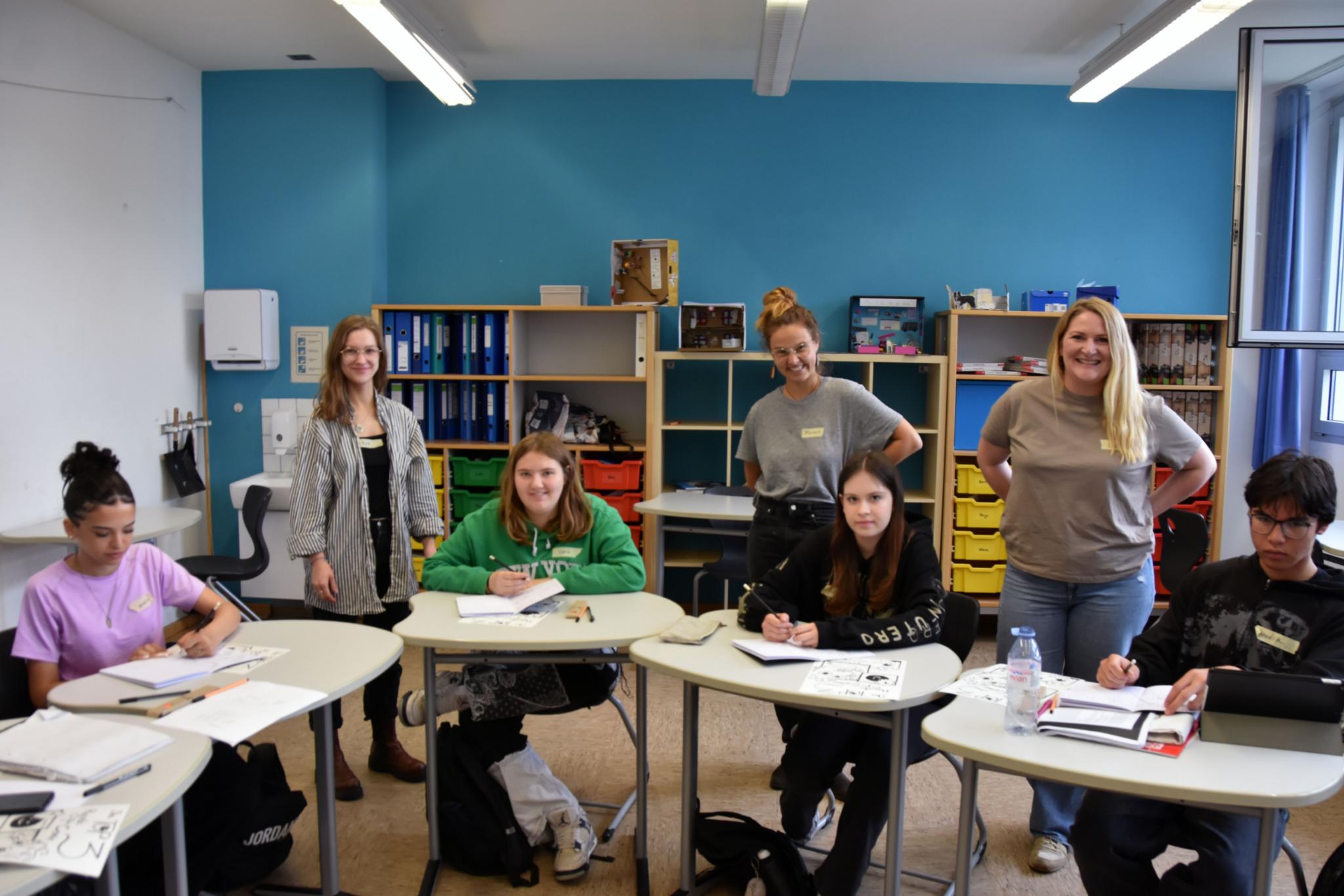 Im Workshop Graphic Novel beschäftigt sich die Gruppe mit dem Gestapo-Lager Neue Bremm zusammen mit Grafikerin Manon Scharstein und Teamerin Nele Schäfer-Liedtke und Lisa Denneler.