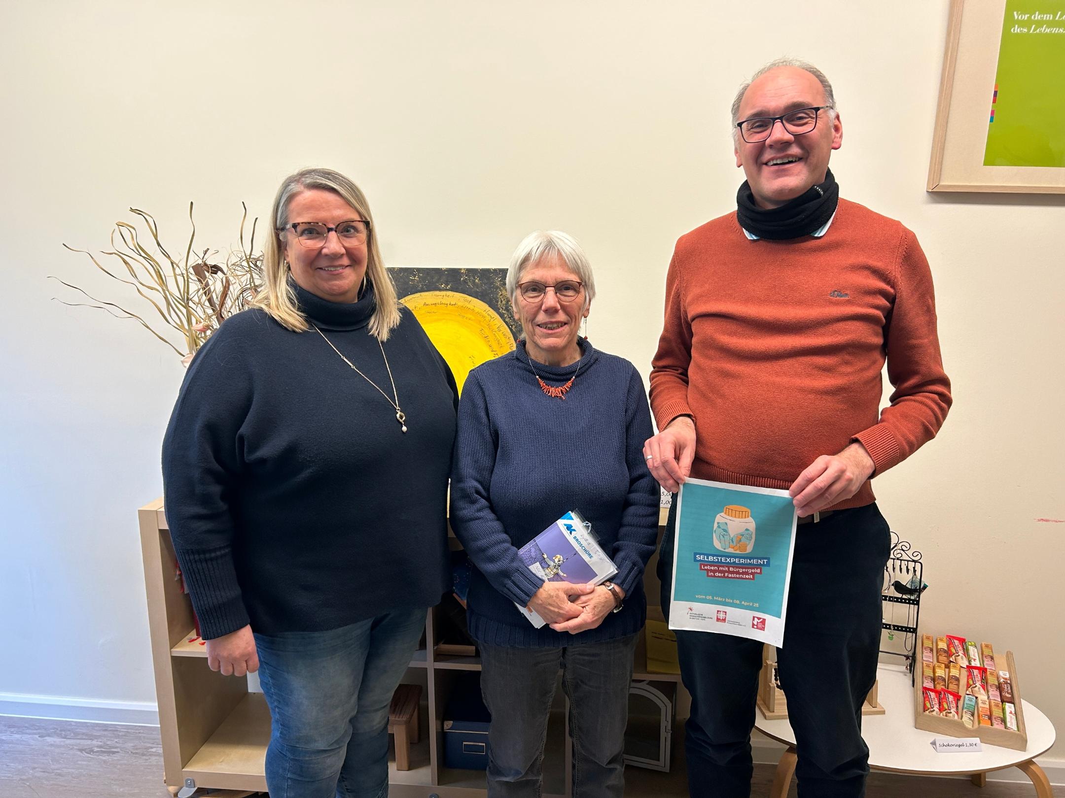 Katja Groß (Seelsorgerin - momentum Kirche am Center), Lydia Fried (Sozialarbeiterin Caritasverband Schaumberg Blies e.V.) und KEB-Bildungsreferent Klaus Becker begleiten das Selbstexperiment.