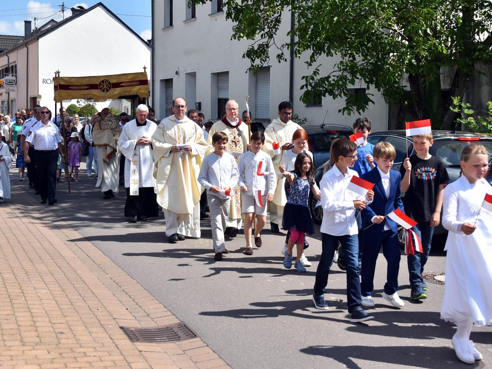 Prozession durch Nennig.