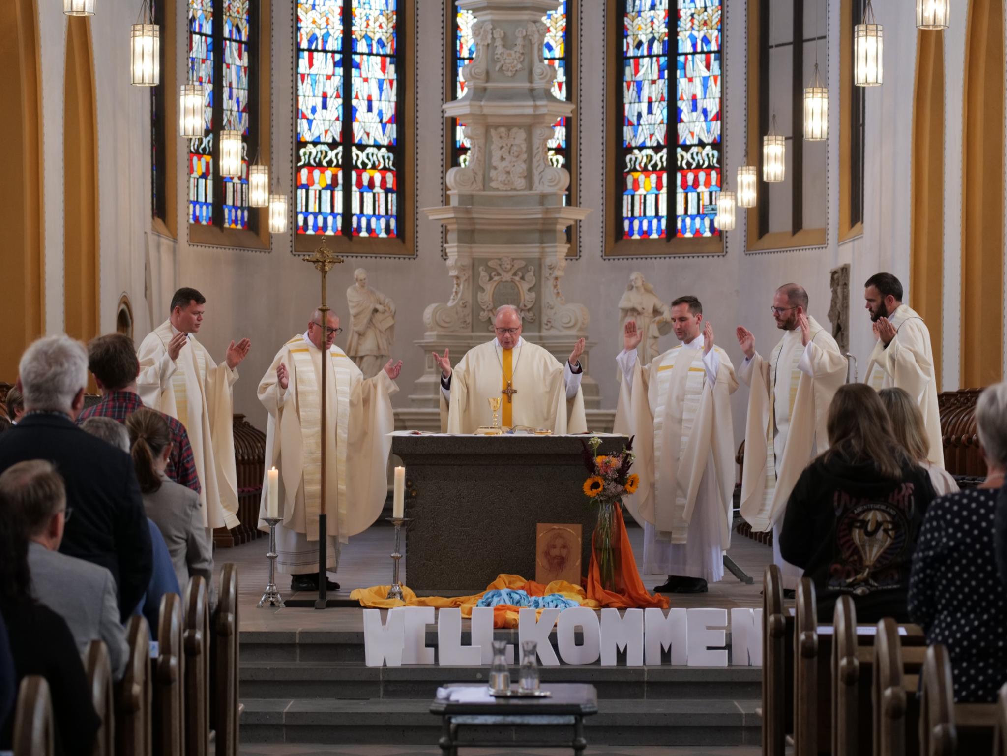 Gottesdienst in der Jesuitenkirche zur Eröffnung des Jugendhauses