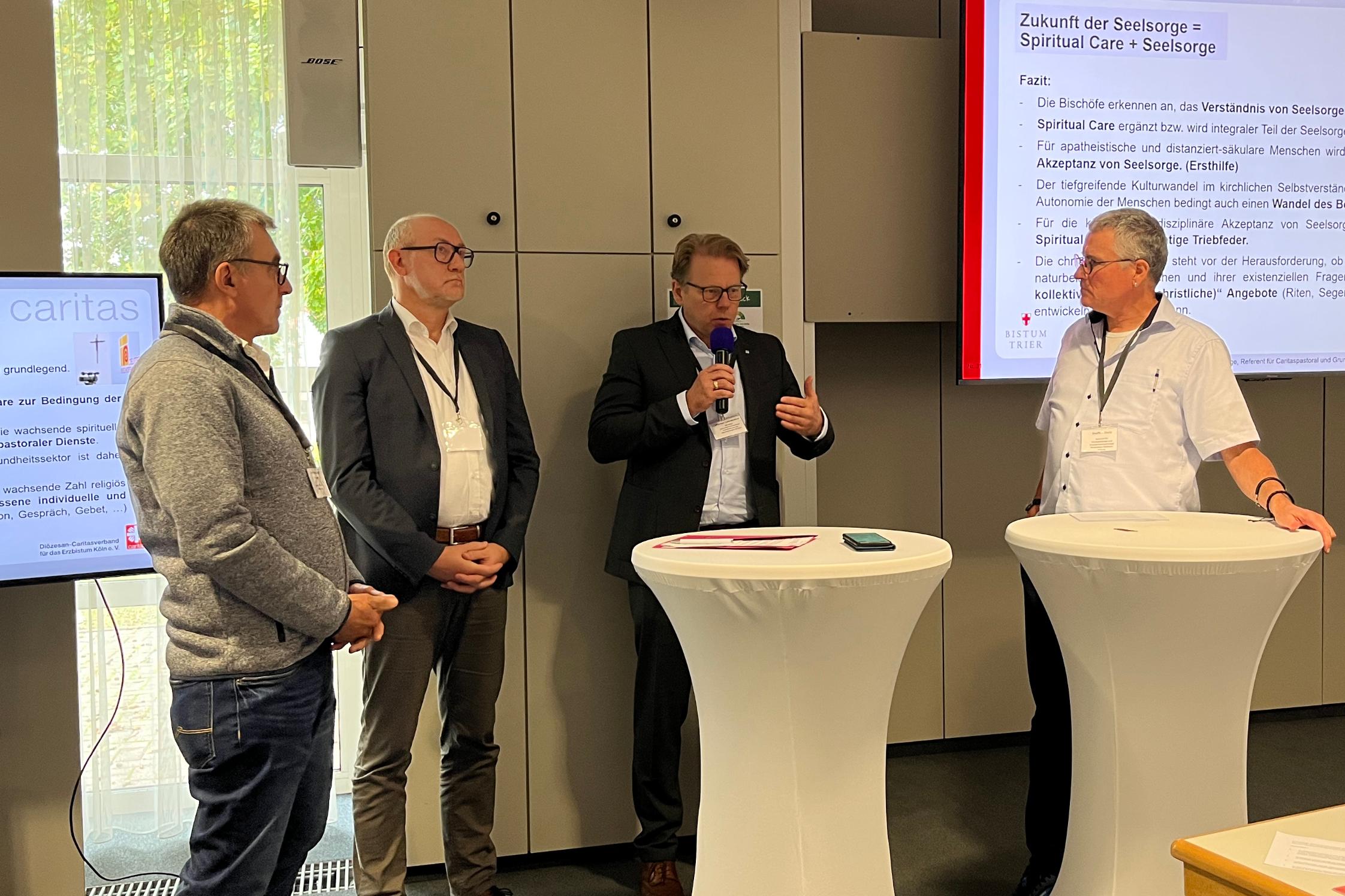 Podiumsdiskussion mit Hermann-Josef Mayers (Krankenhausseelsorger im CaritasKlinikum Saarbrücken), Ulrich Stinner (Abteilungsleiter B 2.3 Seelsorge und Lebenswelten), Markus Leinweber (Direktorium des Krankenhauses der Barmherzigen Brüder Trier), Steffen Stutz (Referent für Klinik- und Krankenhausseelsorge)