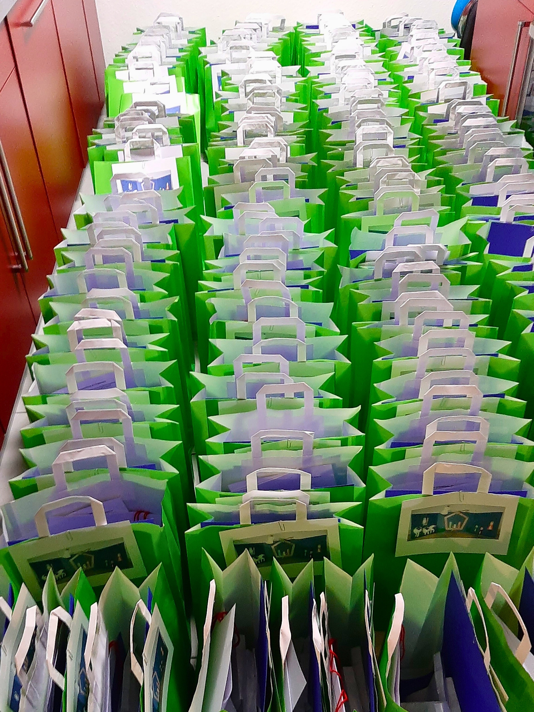 Die Tüten können kostenlos in der Pfarrkirche in Altenahr abgeholt werden.