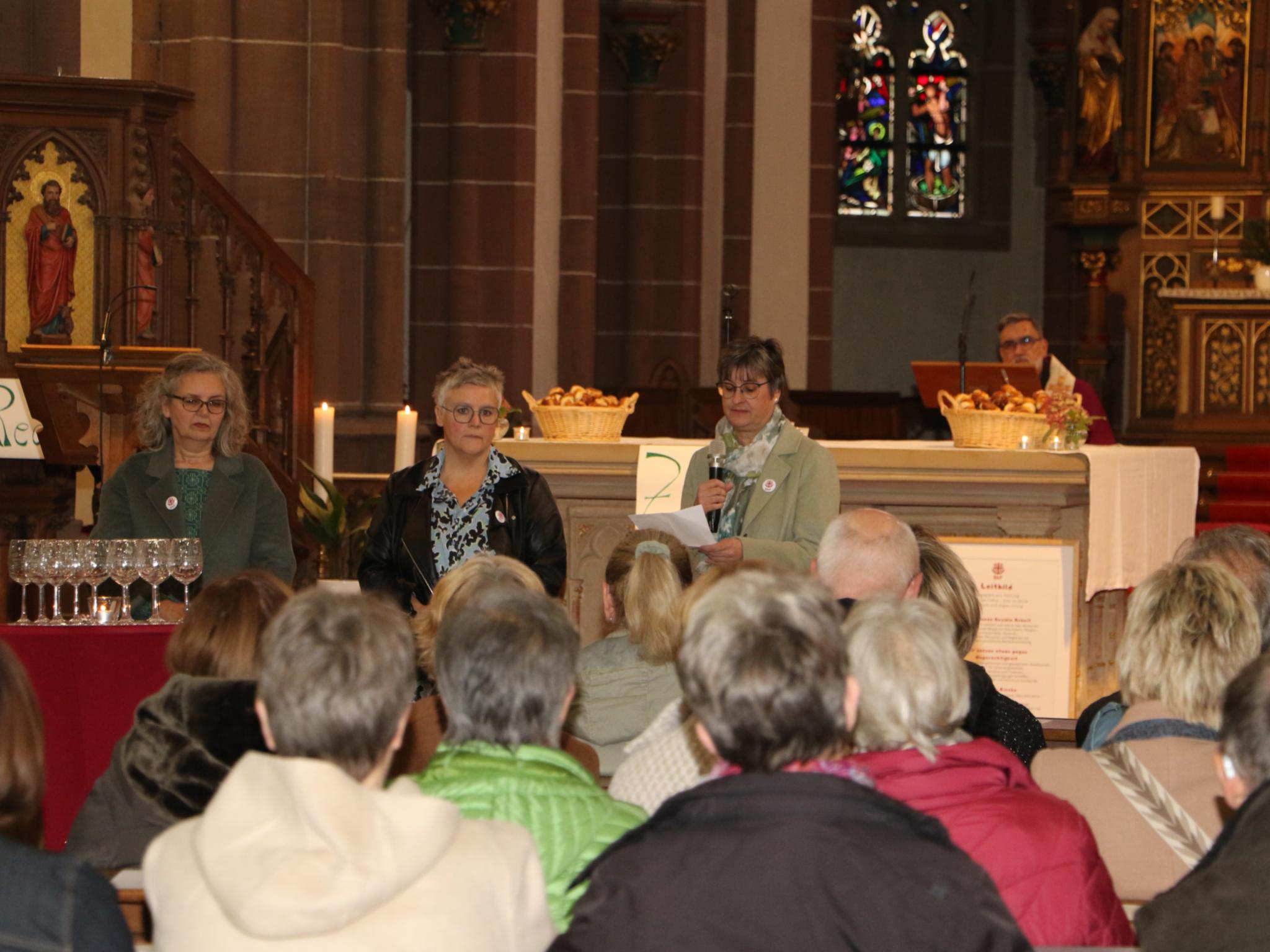 Claudia Iland (Adoptions- und Pflegekinderdienst), Anja Werner (Vorstand SkF) und Alexandra Neisius (Leiterin Frauenhaus) zeigten auf, in welcher Not Frauen sich befinden, die beim SkF Hilfe suchen (v.l.n.r)