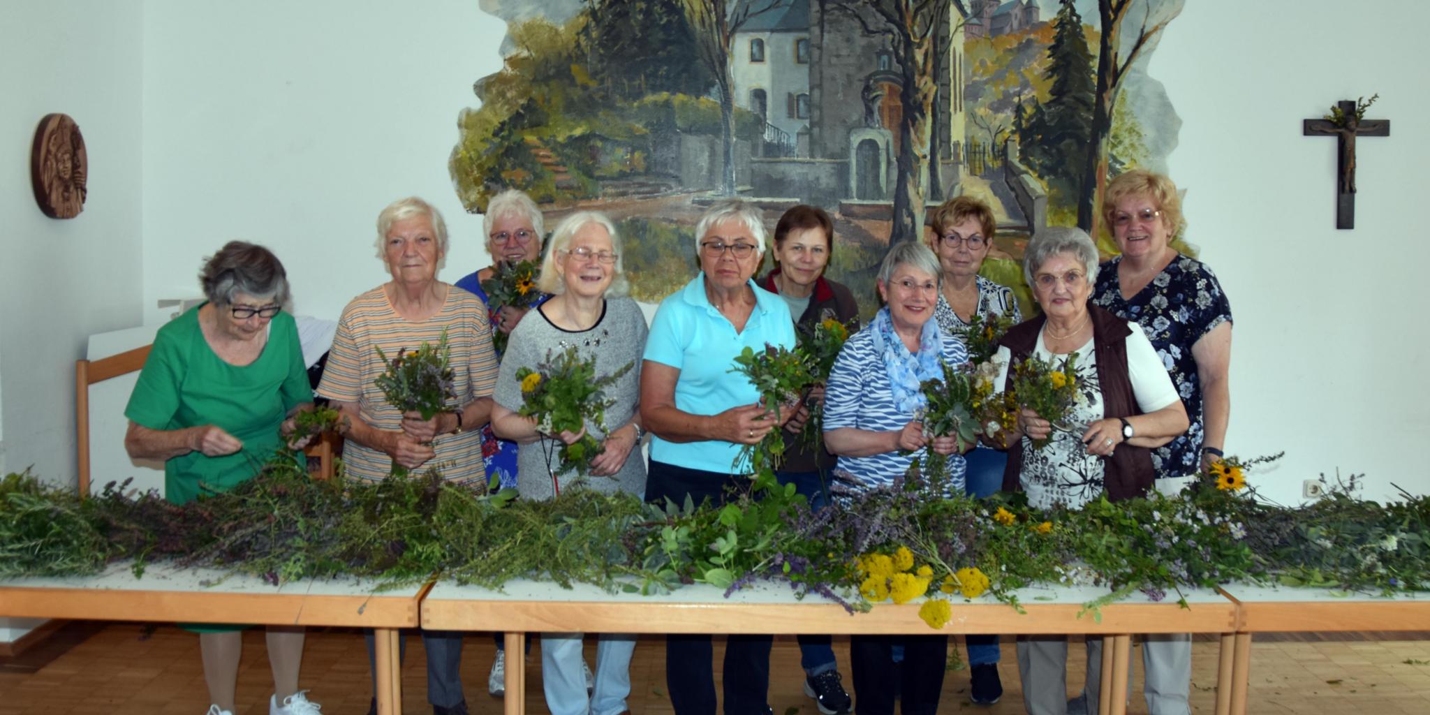 Die Frauen des KDFB in St. Wendel haben im Cusanushaus 180 Kräutersträuße gebunden.